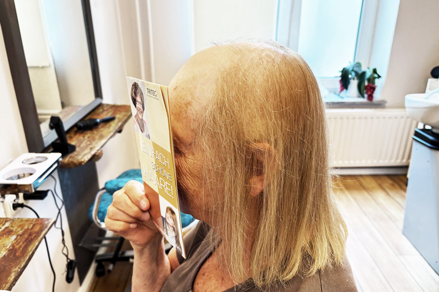 Kundin vor Anpassung mit Tritec-Hair