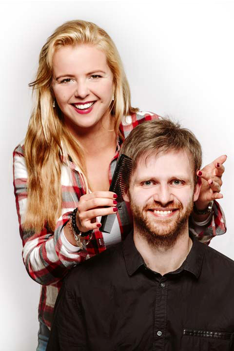 Kunde mit Tritec-Partner nach Befestigung des Tritec Haarsystems