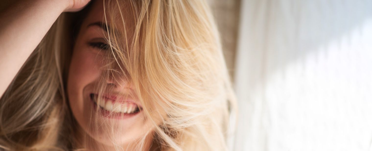 Frau mit vollen Haaren und Haarersatz