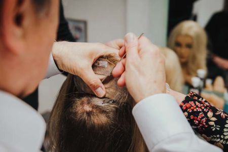 Schwimmendes Haarteil und Blick auf Befestigung