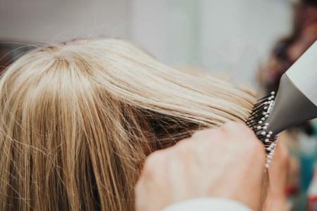 Echthaarersatz mit Fön trocknen