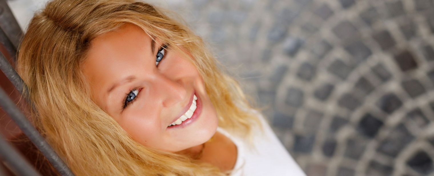 Frau mit Tritec-Haarersatz, zeigt die Vorteile