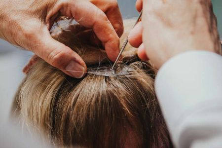 Haare werden durch Haarteil befestigt